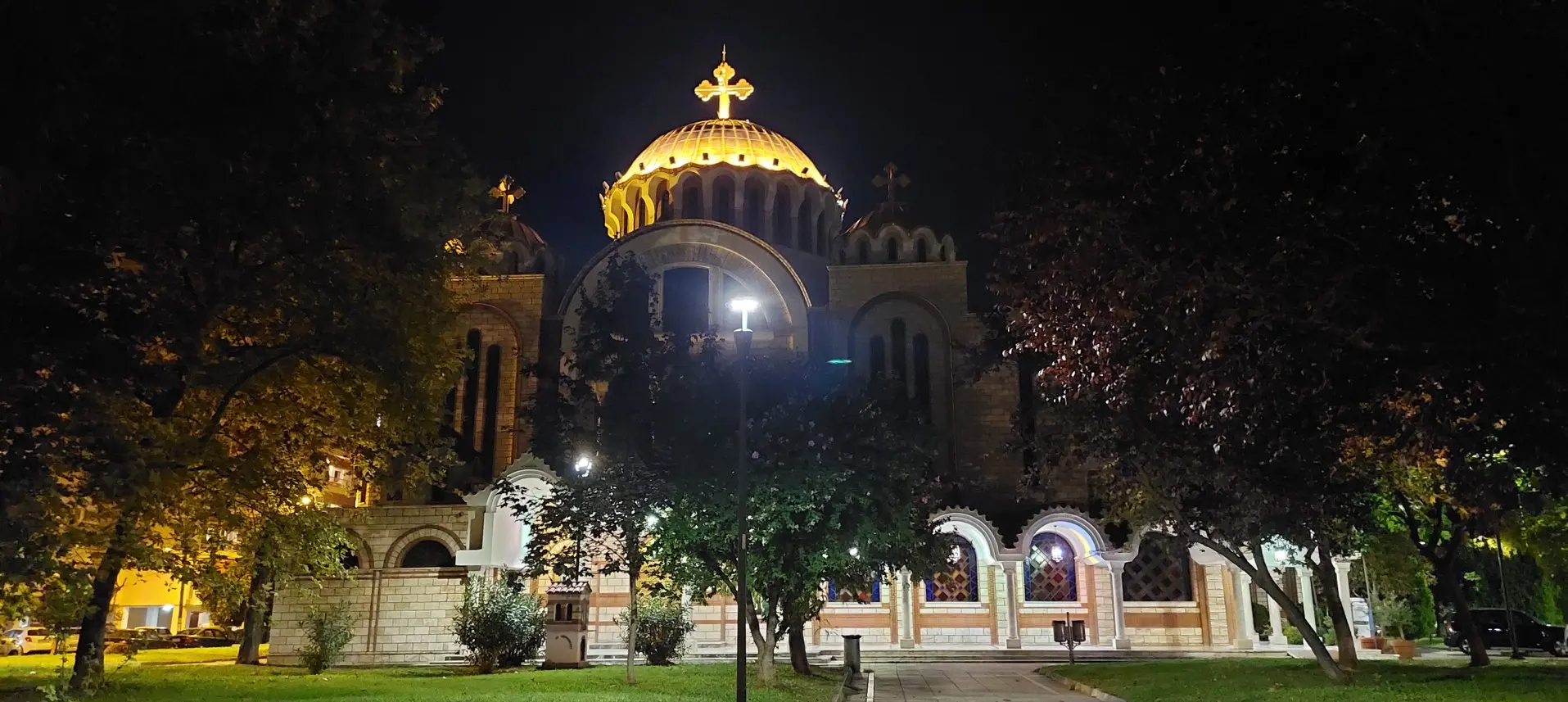 Crkva svetih Ćirila i Metoda s noćnom rasvjetom