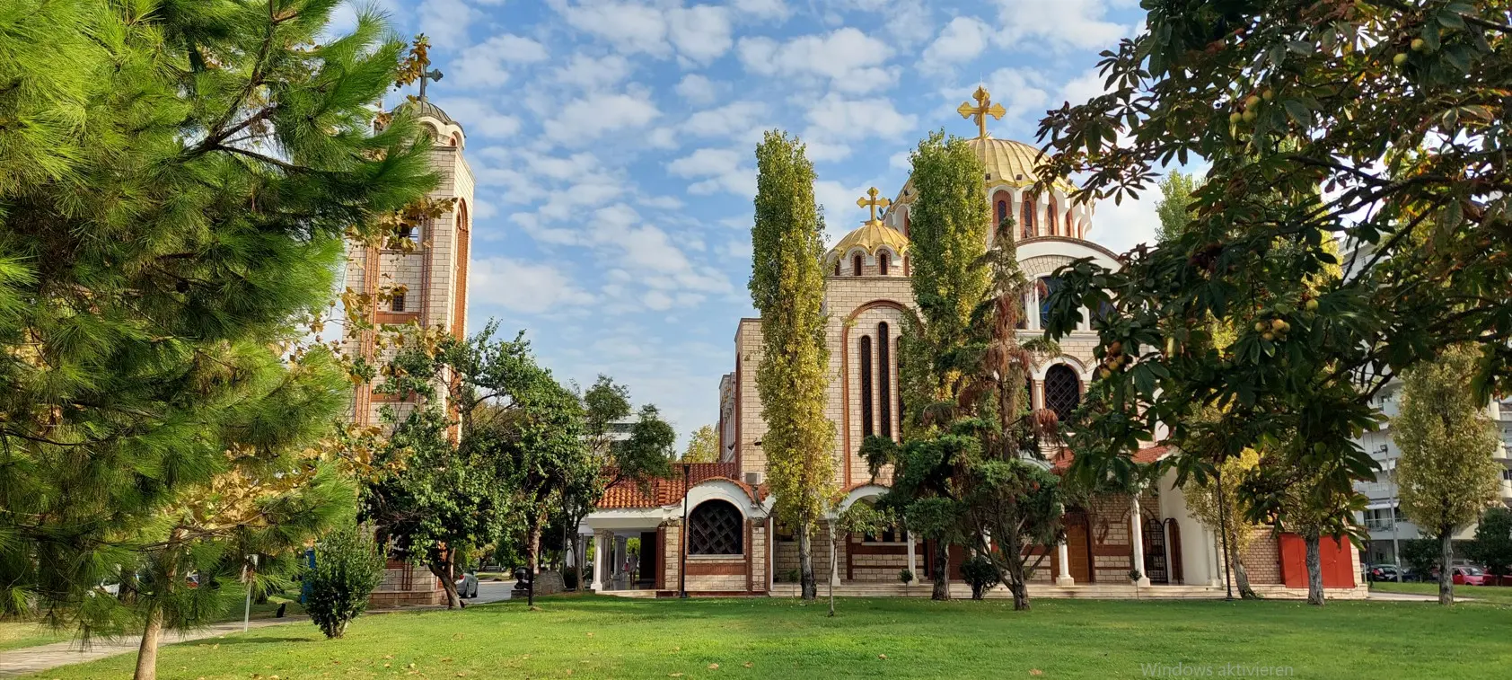 Crkva svetih Ćirila i Metoda okružena vrtom