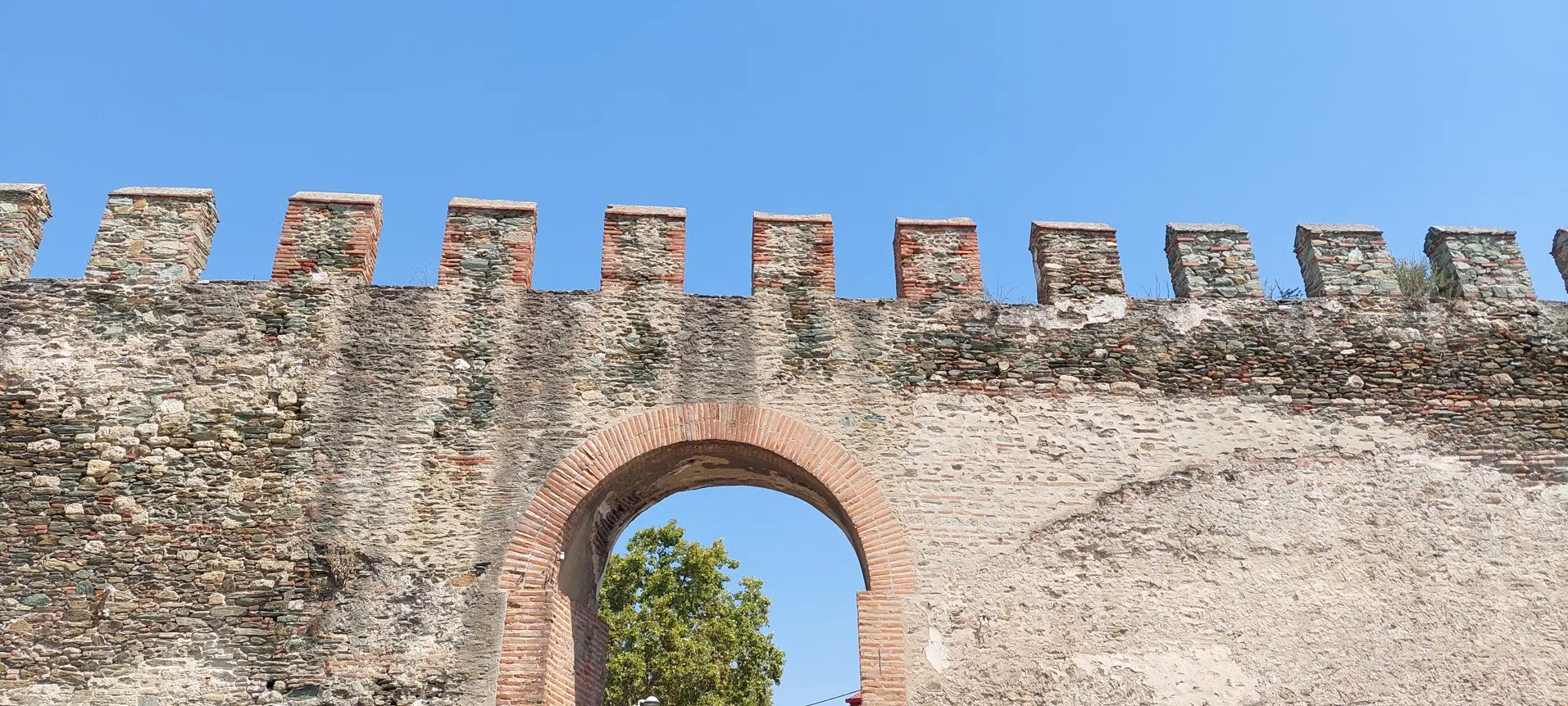 Bizantske zidine Ano Polija s kruništima