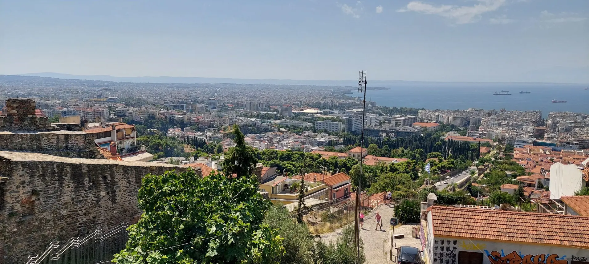 Široka panorama Soluna iz gornjeg grada