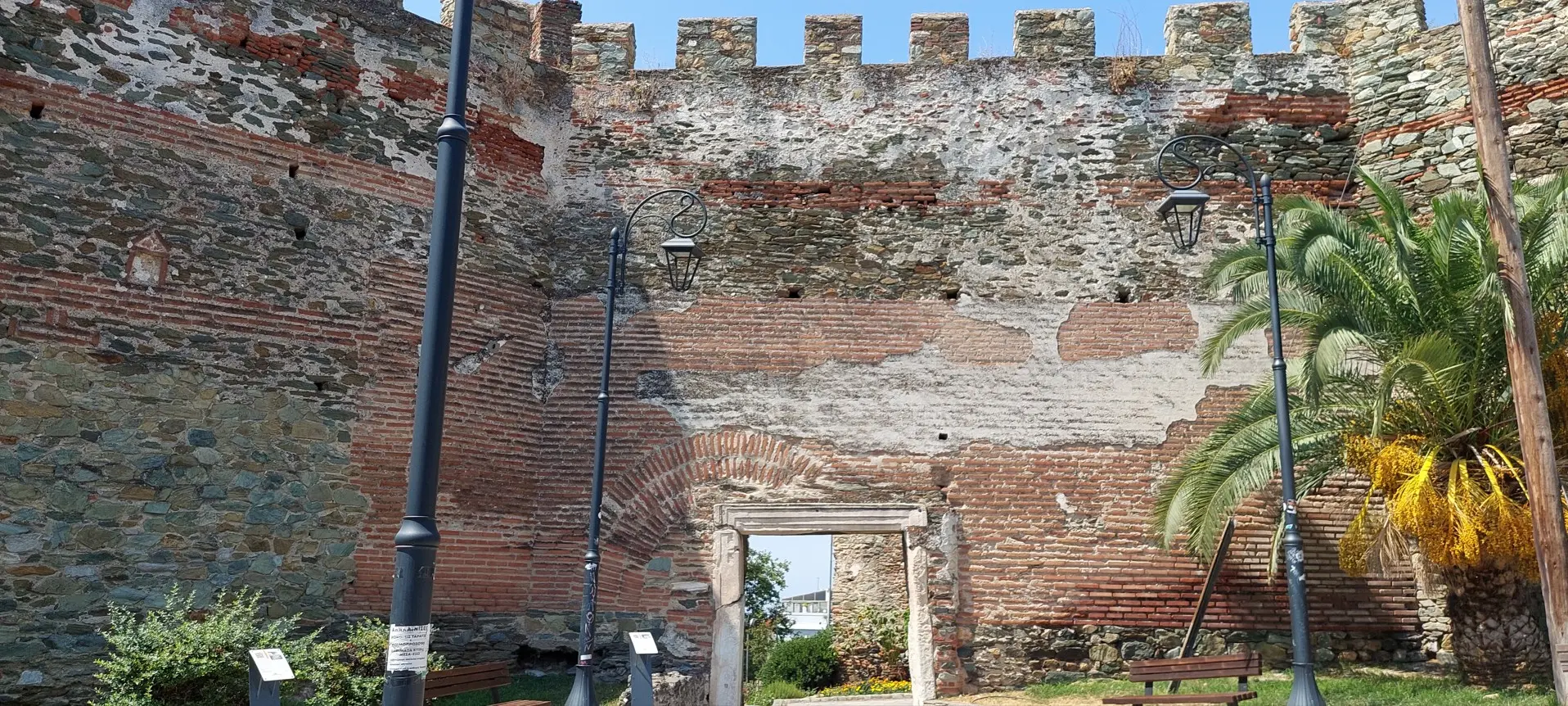 Stare bizantske zidine s vratima