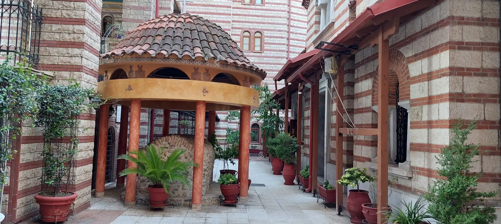 Dvorište crkve u Solunu