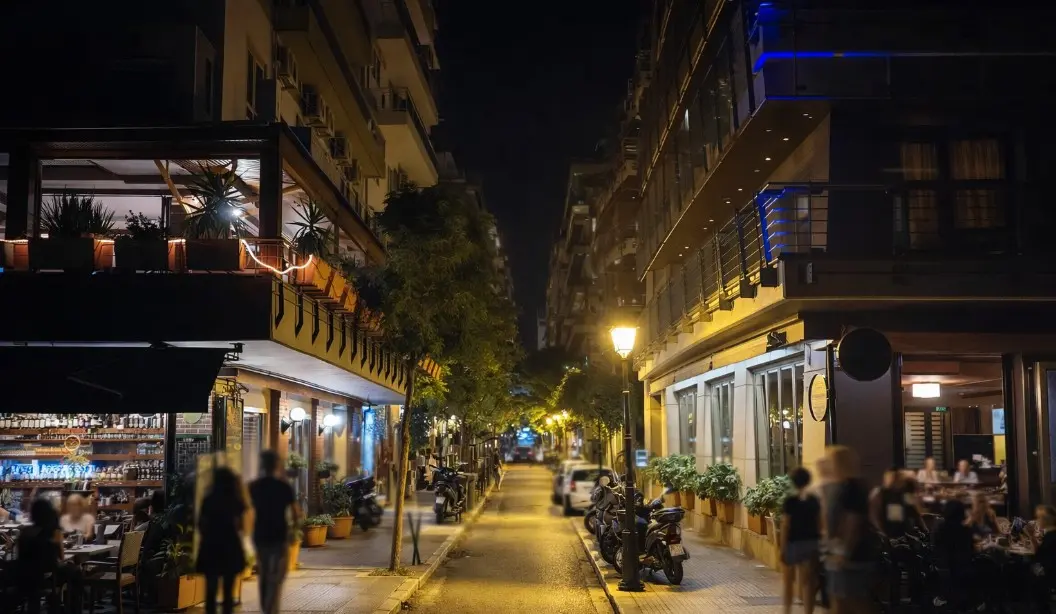 Noćna ulica s restoranima u Solunu