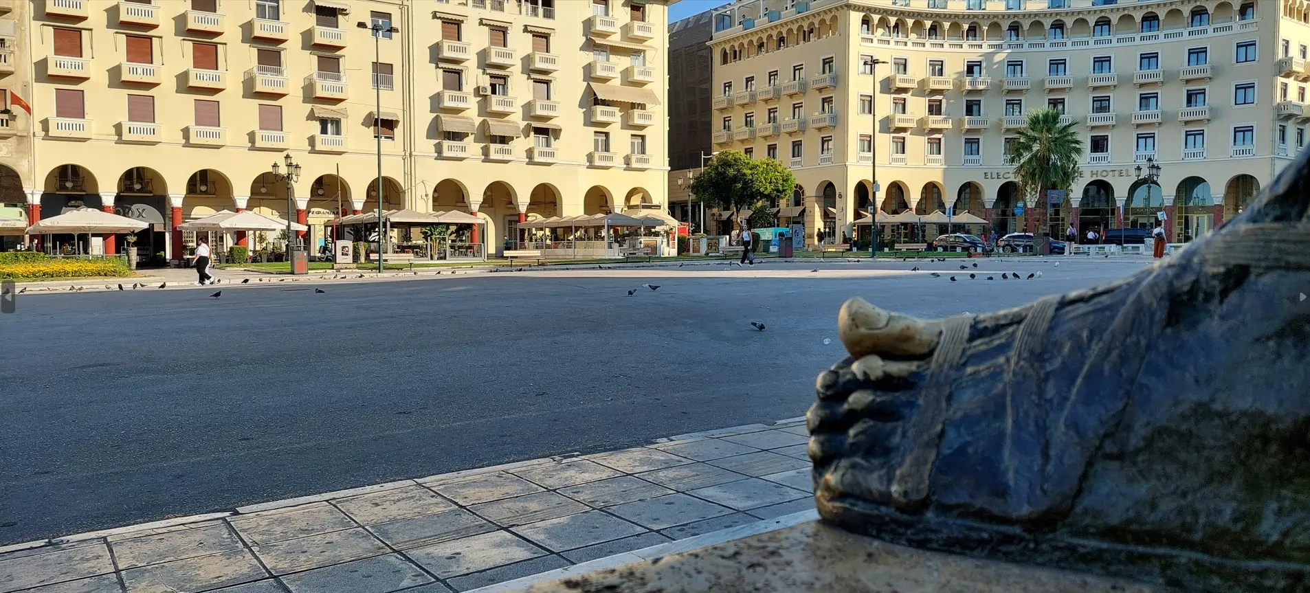 Aristotelov trg noću s rasvjetom