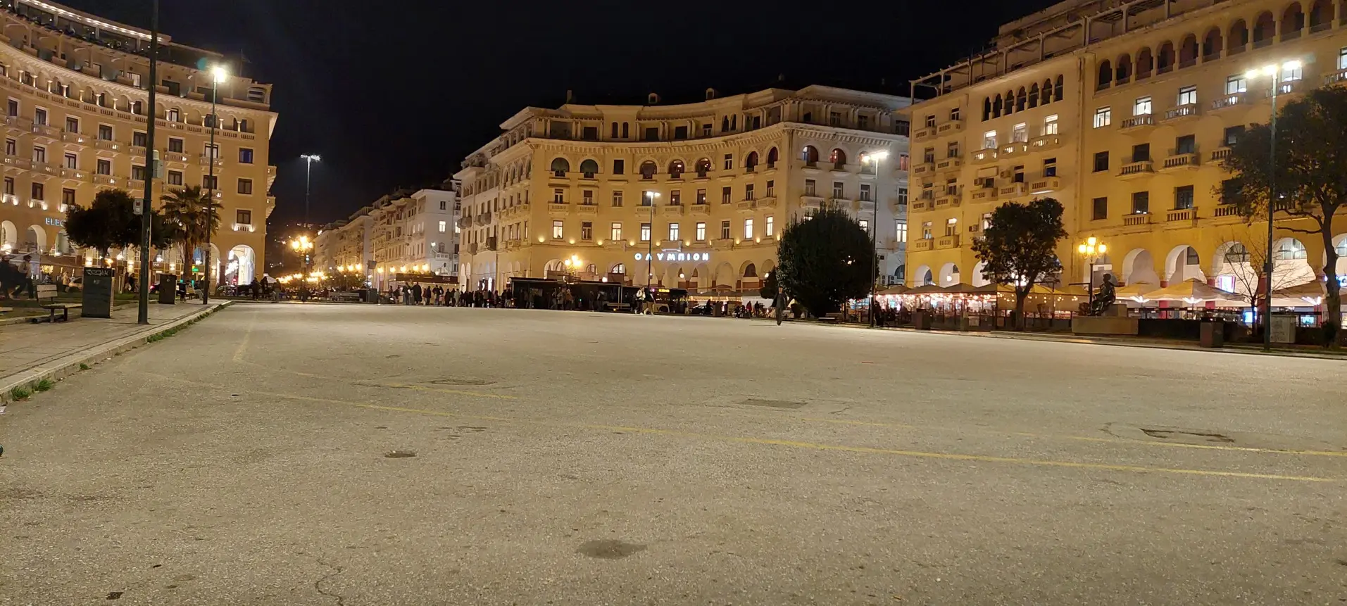 Noćni pogled na trg s drvećem