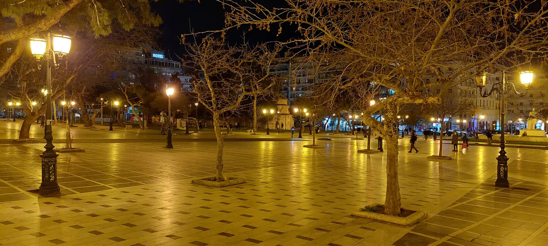 Gradska ulica s kafićima