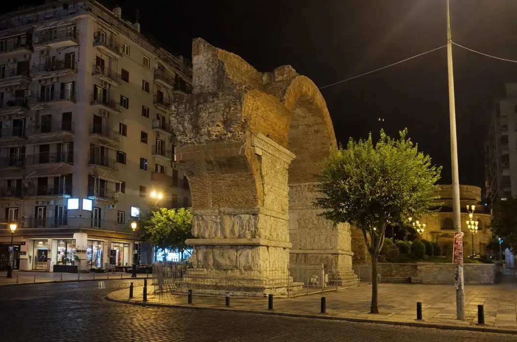 Galerijev luk osvijetljen noću