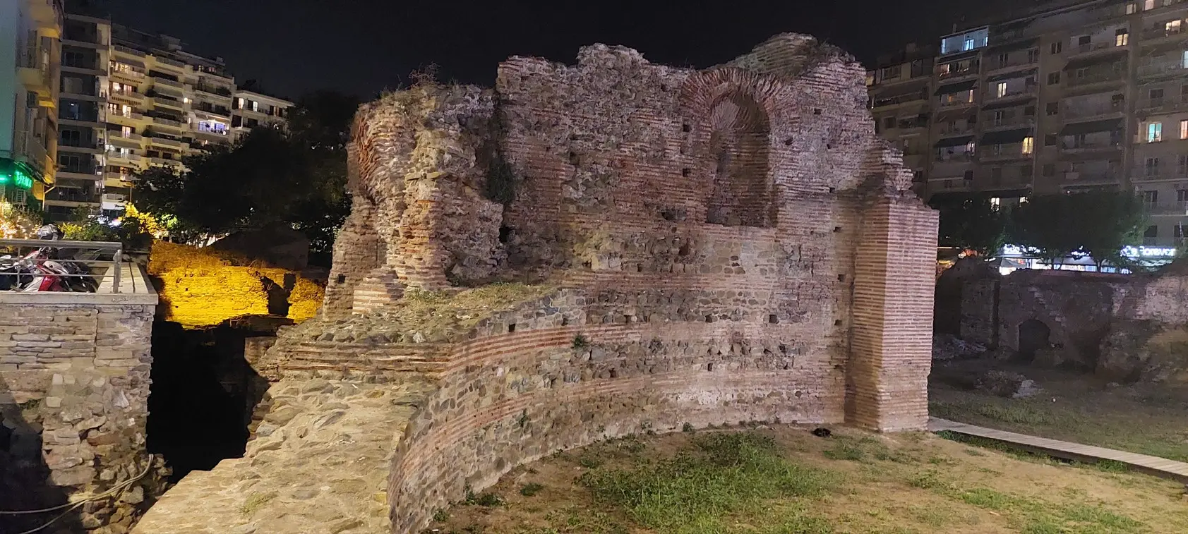 Rimske ruševine s noćnom rasvjetom