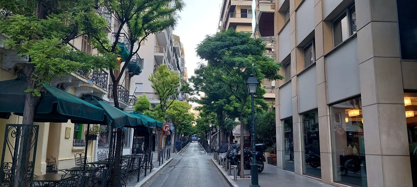 Gradska ulica s drvećem u Solunu