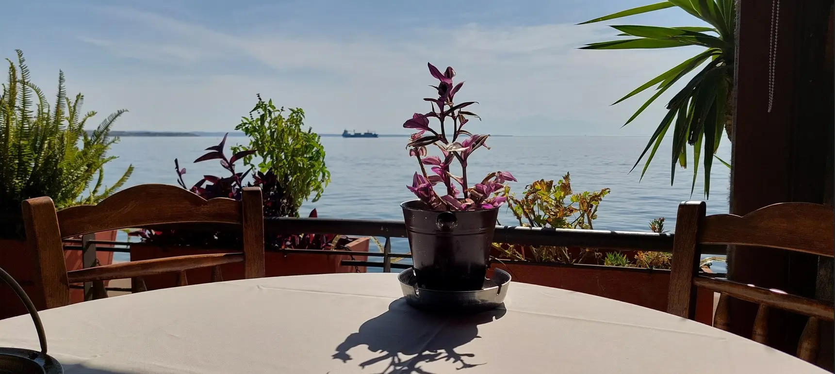 Stol u restoranu s pogledom na more