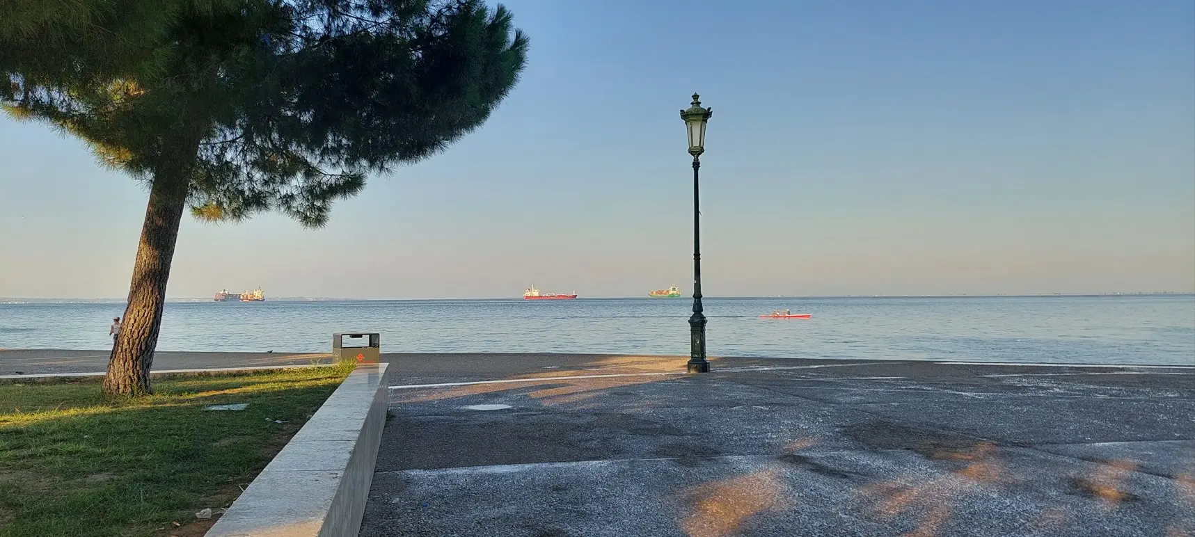 Prekrasan pogled sa šetnice sa starim lampionom