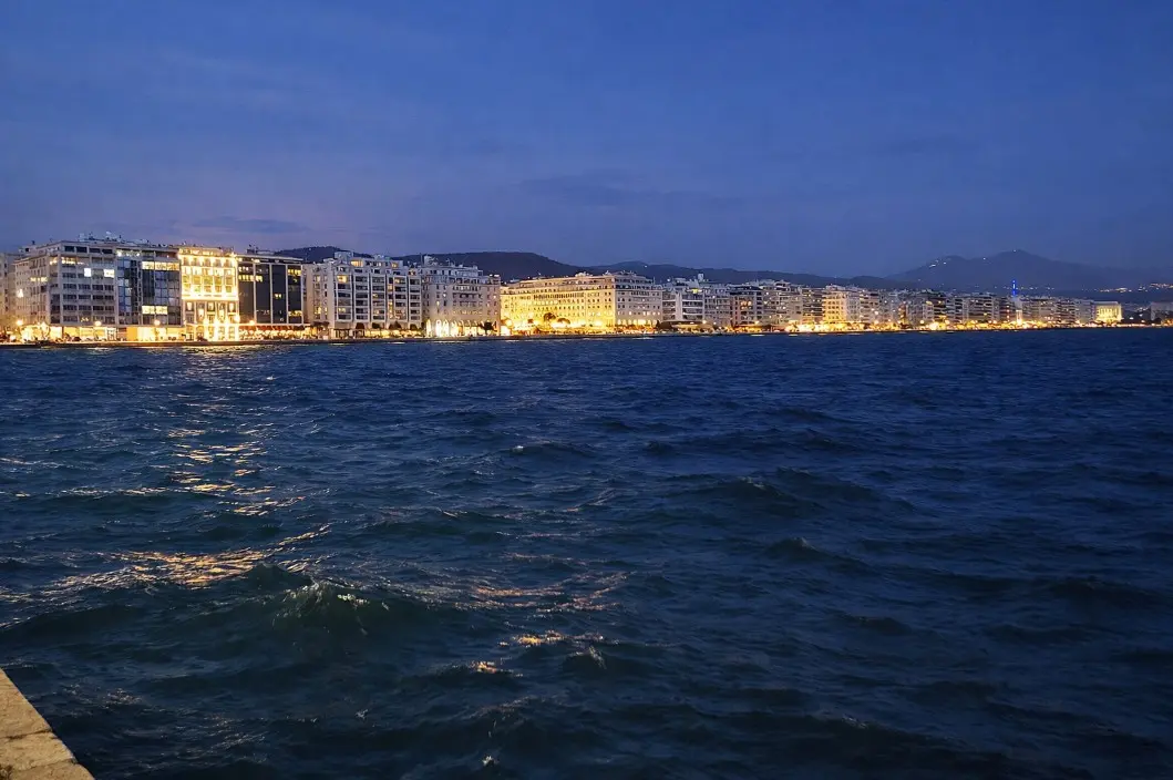 Večernji pogled na solunsku obalu sa svjetlima