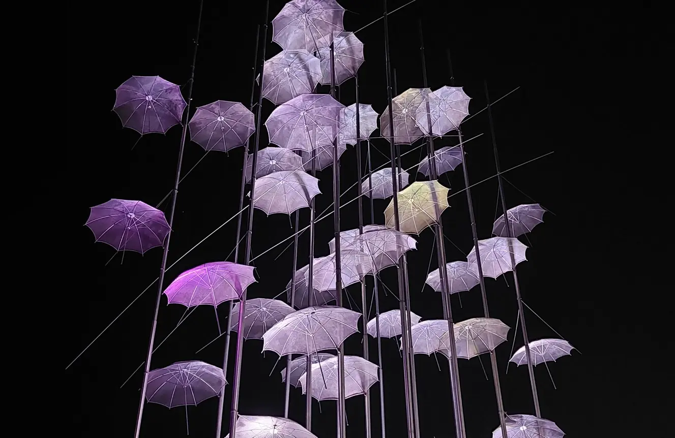 Postavljanje kišobrana na obali Soluna