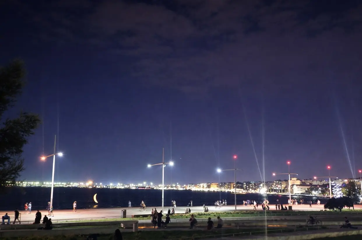 Noćni pogled s ljudima na šetnici