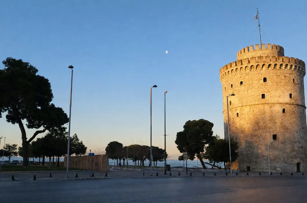 Bijela kula u Solunu u zalasku sunca s mjesecom