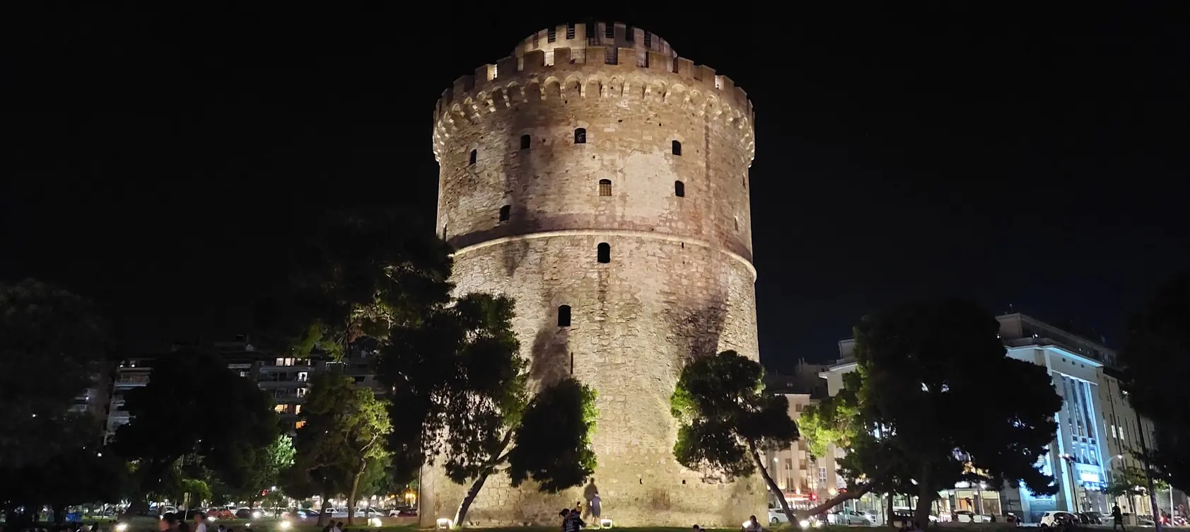 Noćni pogled na osvijetljenu Bijelu kulu