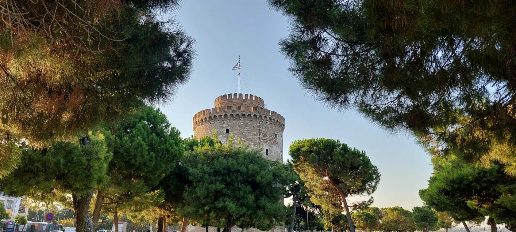 Bijela kula okružena zelenilom