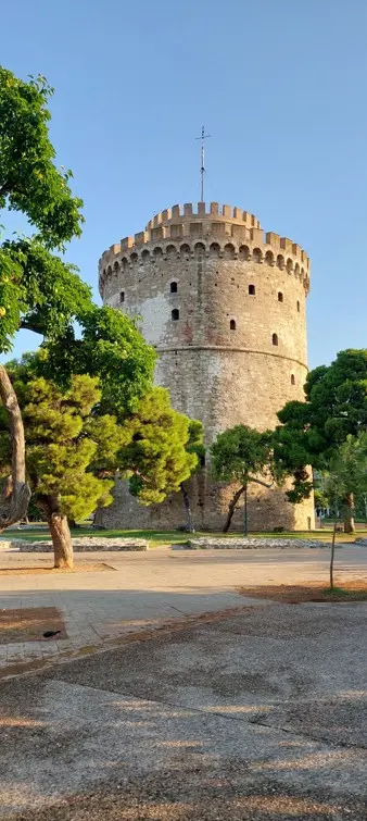 Bijela kula među drvećem