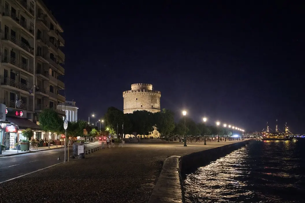 Noćni pogled na Bijelu kulu s rasvjetom