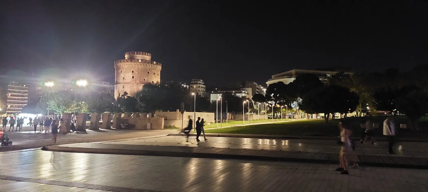 Bijela kula i trg oko nje navečer