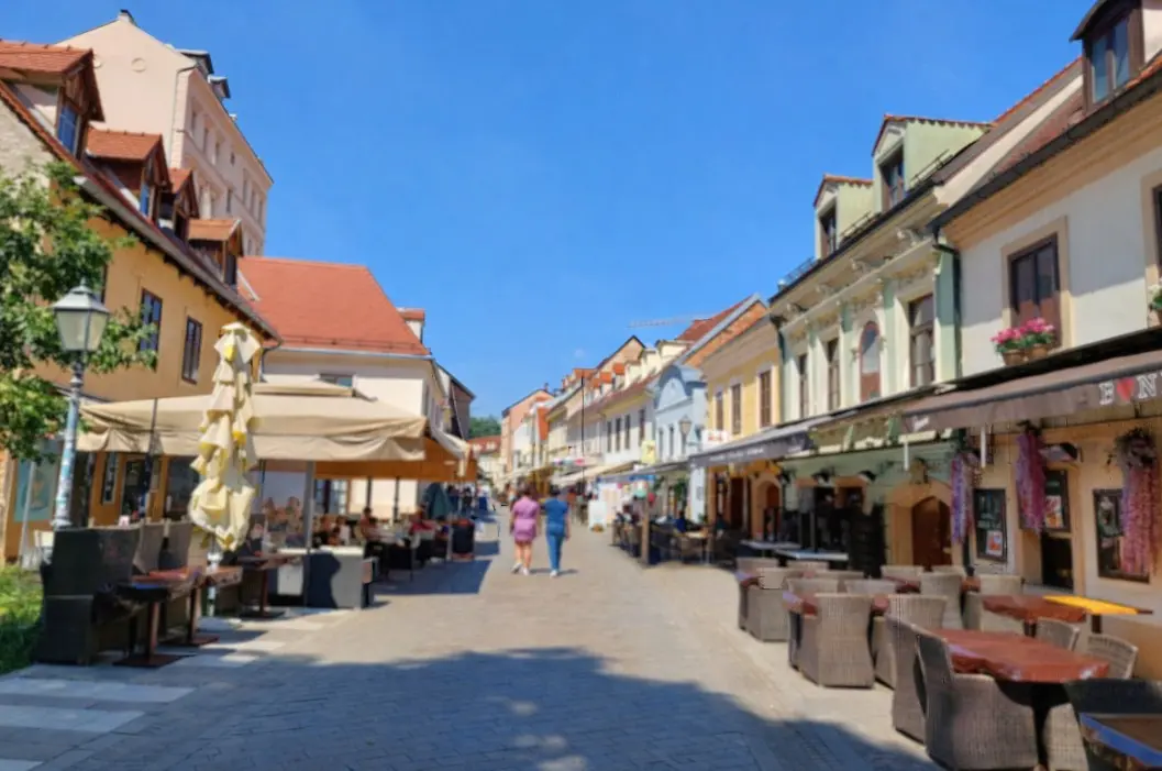 Pješačka zona s terasama