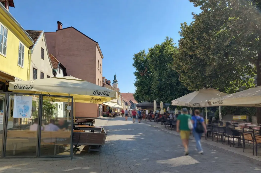 Ulični kafić s velikim stablom