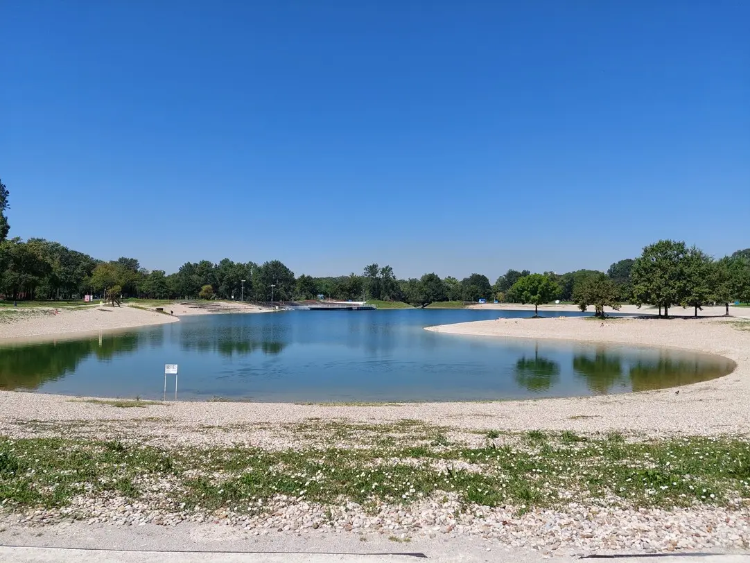 Panoramski pogled na jezero