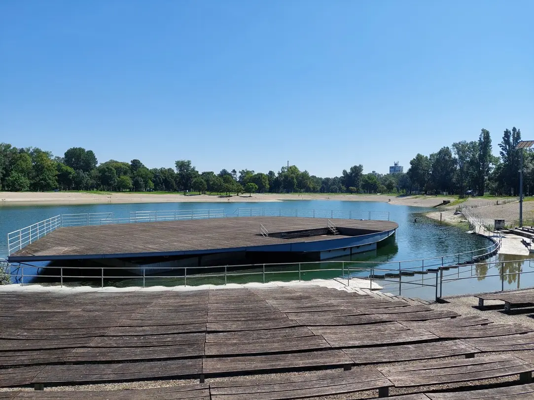 Drvene platforme na jezeru