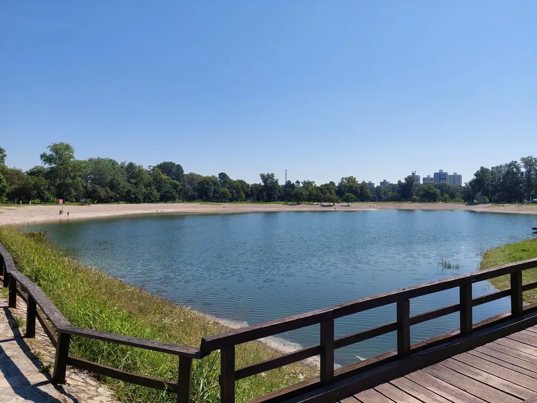 Pogled s drvenog mosta