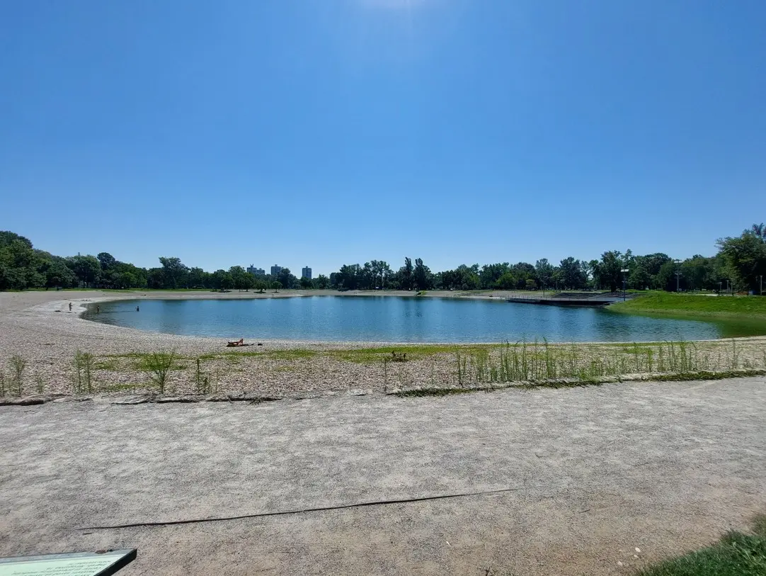 Širok pogled na jezero Bundek