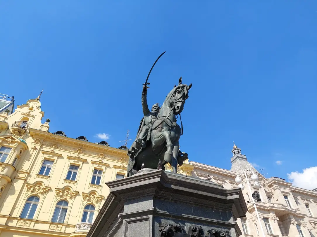 Konjanički kip u središtu Zagreba