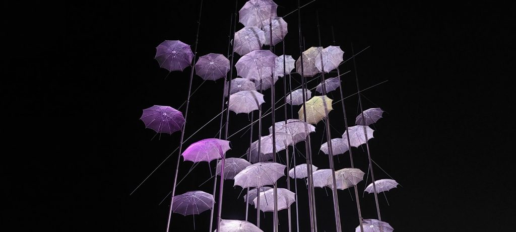 parasole w nocy