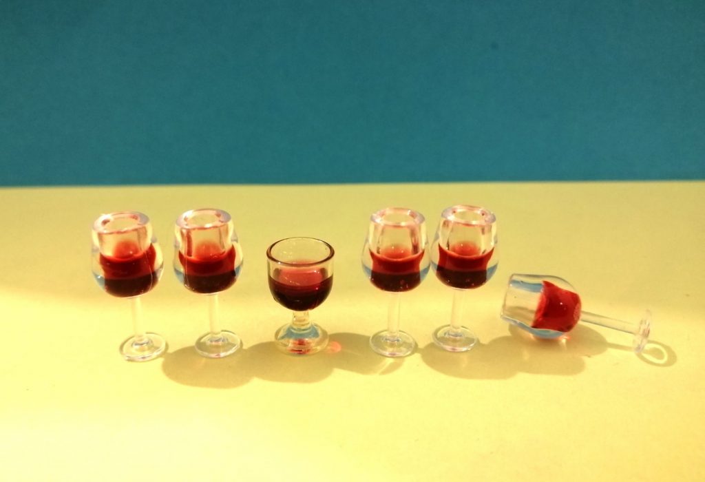 миниатюри алкохол - чаши вино